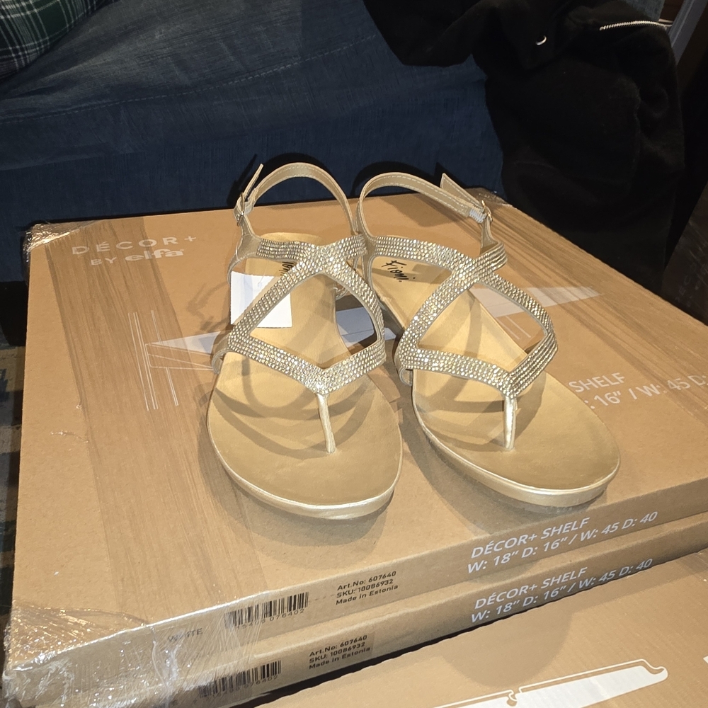 Fioni NWT platform sandal